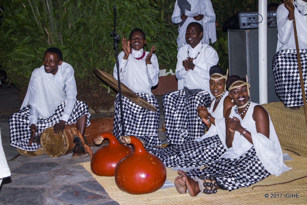 Inganzo Ngari zakoze igitaramo cy'imbyino ziherekejwe n'amashyi, inanga, n'umurishyo w'ingoma