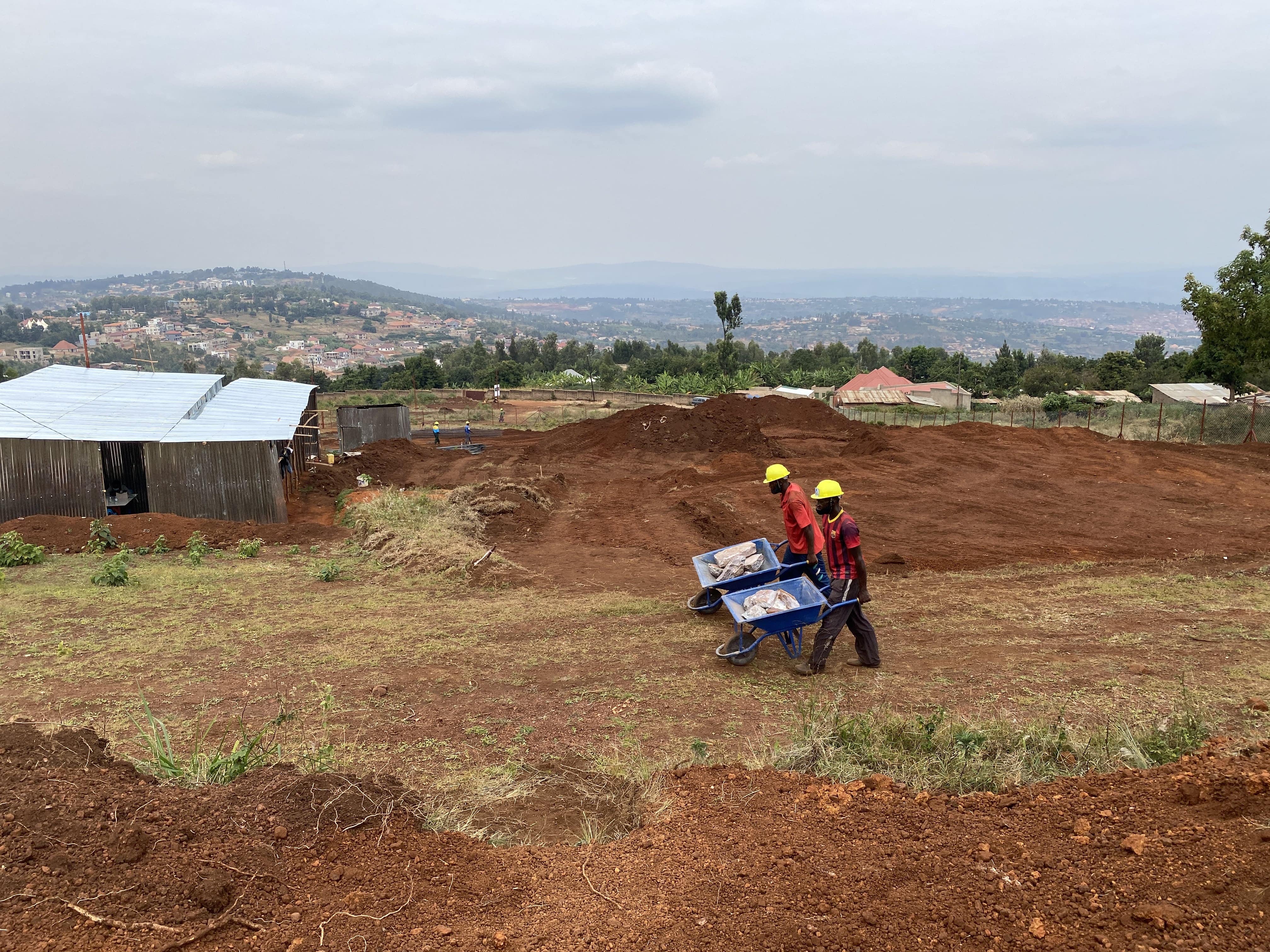 Abakozi bakora ubutaruhuka kugira ngo abaguze inzu bazazibonere igihe