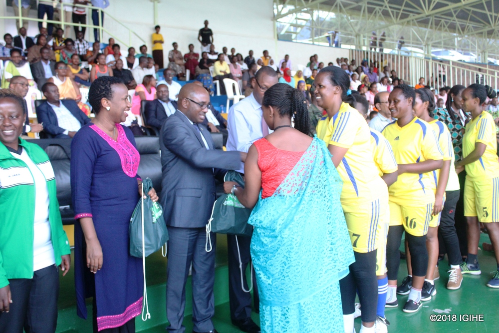 Minisitiri w'Abakozi ba Leta n'Umurimo, Rwanyindo Kayirangwa Fanfan n’ Umuyobozi w’Umujyi wa Kigali, Nyamurinda Pascal mu muhango wo gutanga igikombe
