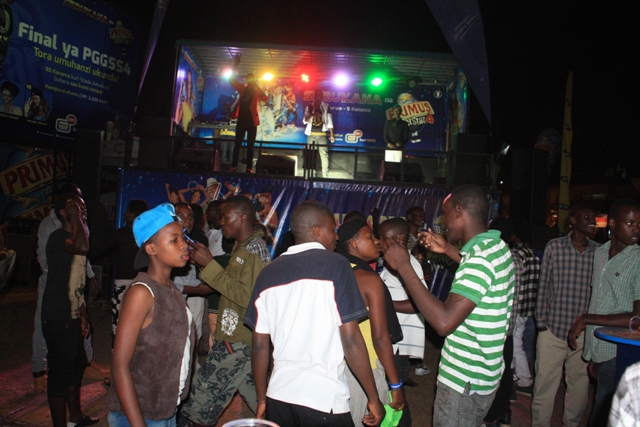 Active imbere y'abafana babo