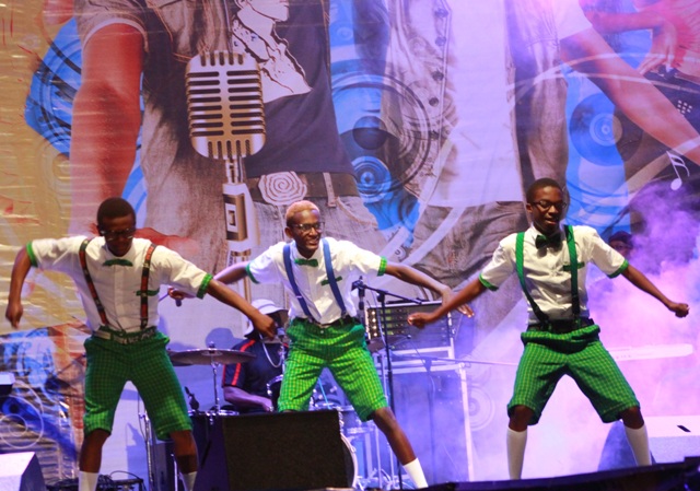Ababyinnyi be yari yabambitse imyenda isa n'iye