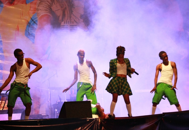 Nguwo Young Grace azunguza umubyimba n'ababyinnyi be
