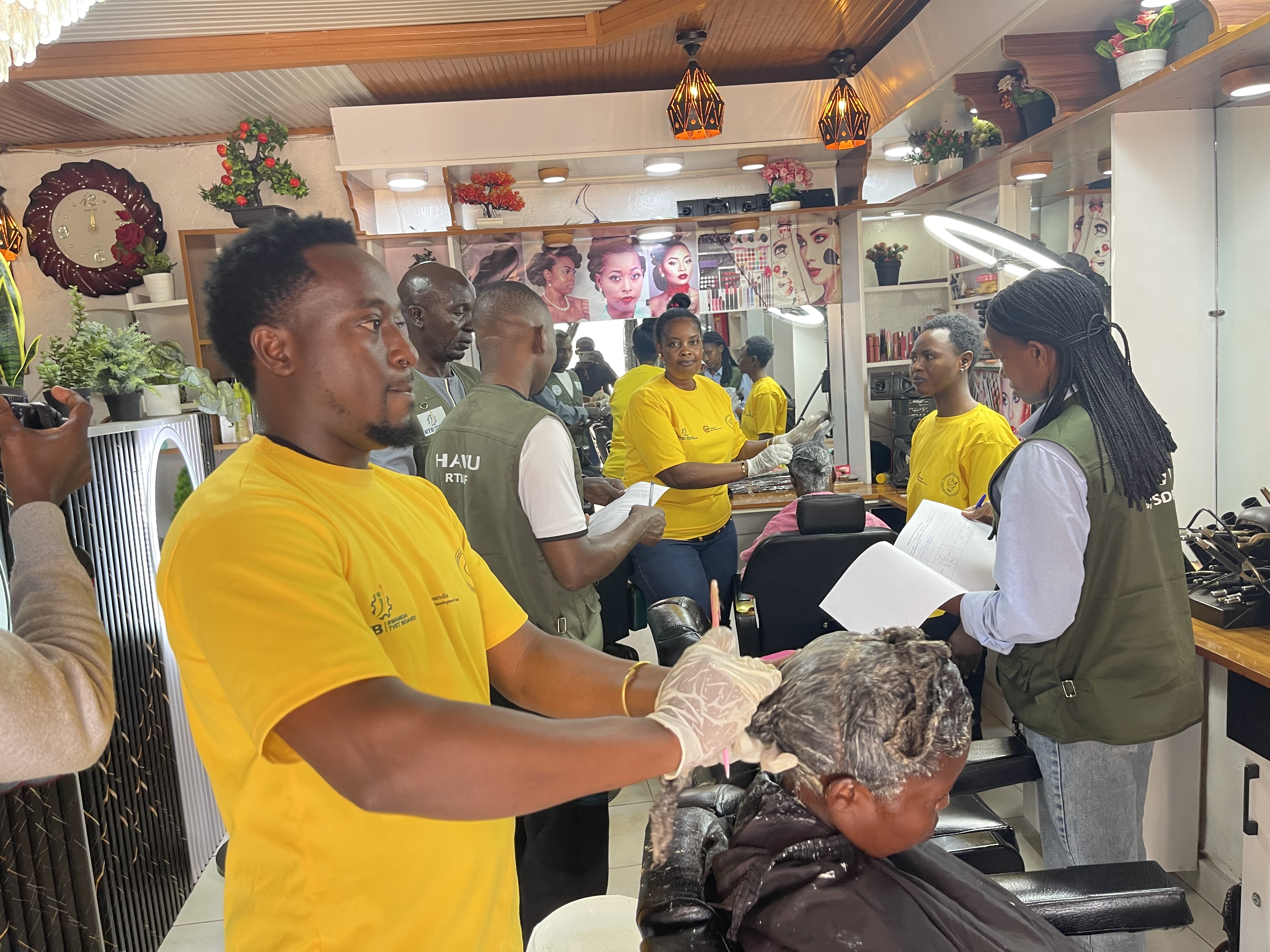 RTB iri gukoresha ibizamini abakora muri 'salon de coiffure' kugira ngo bahabwe impamyabushobozi bice akajagari abiyitiriraga uyu mwuga