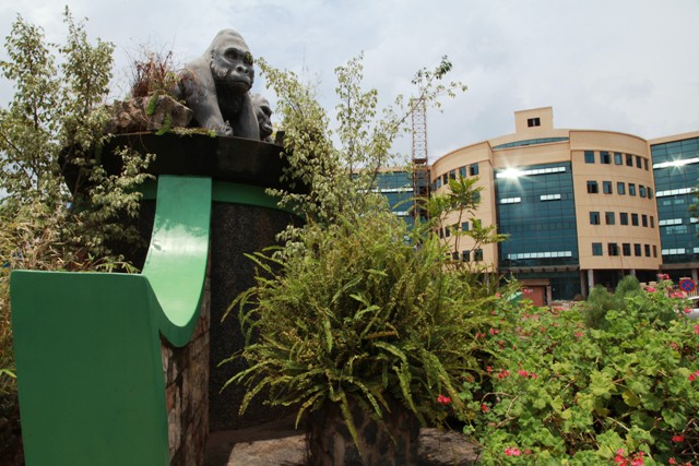 Iki gishushanyo cy'ingagi kiri muri rond point y'ahahoze Igisahane imbere ya BCR inyubako ikiri hirya ni ibiro by'umujyi wa Kigali biherereye ahahoze perezidansi ya kera