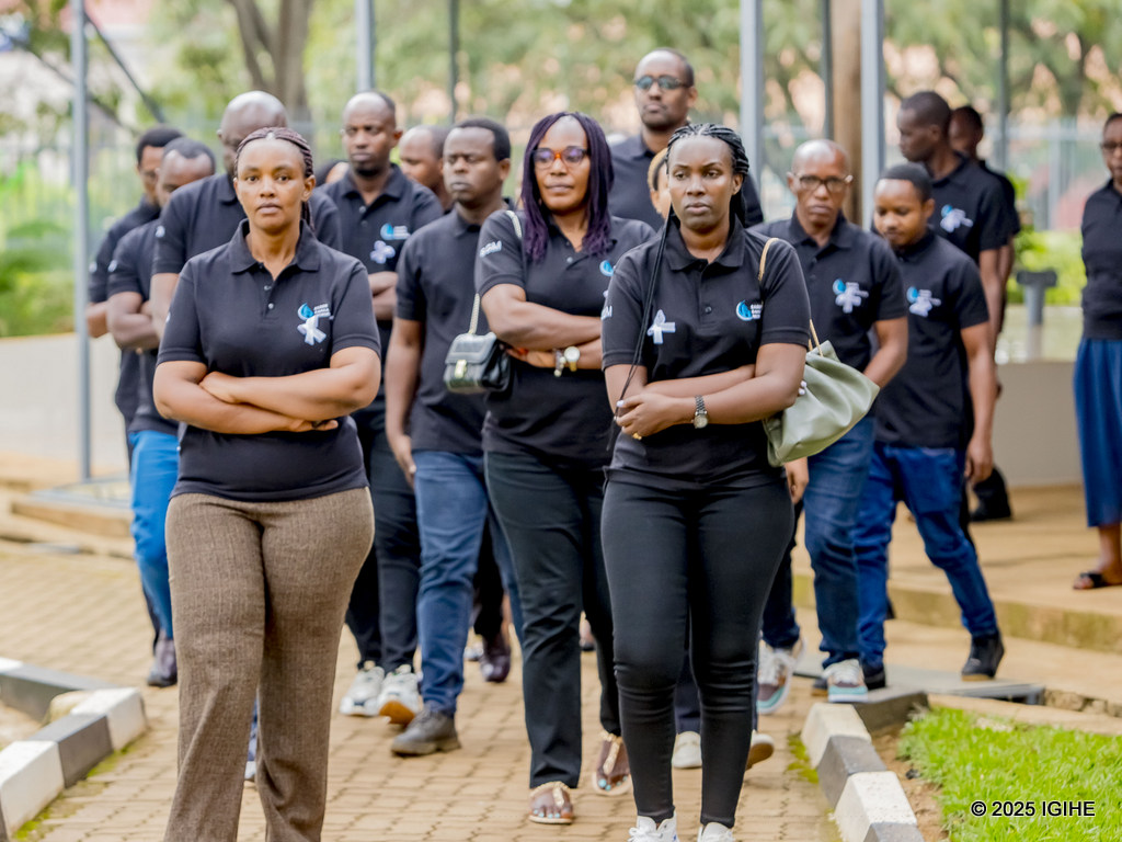 Ubwo abakozi ba Sager Ganza Microfinance Plc bari bageze ku Rwibutso rwa Jenoside rwa Nyamata