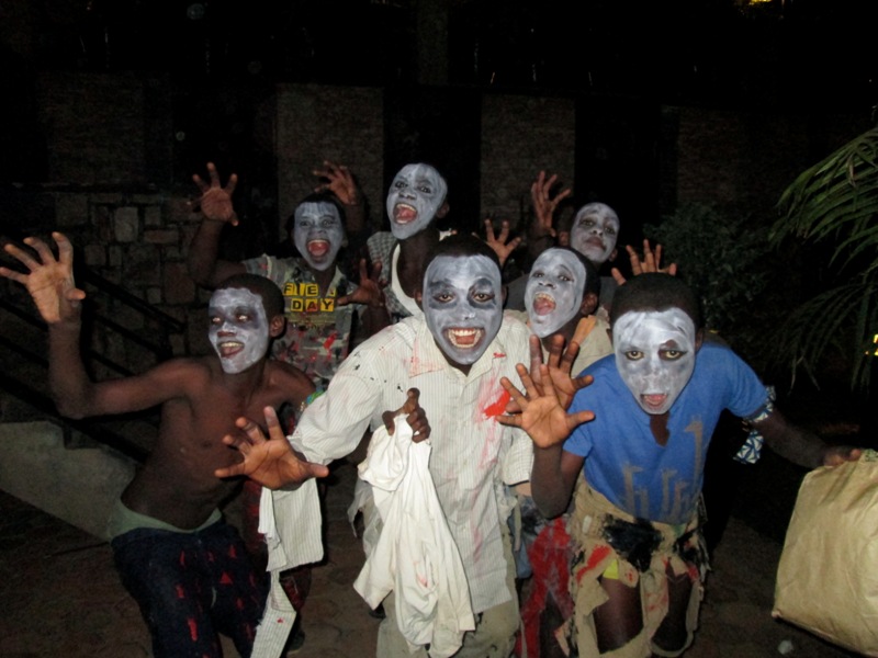 Abana bari bisize ibintu bisa n'umweru banatozwa kubyina bigana Michael Jackson