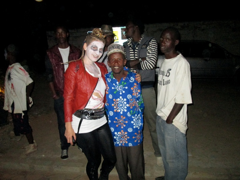 Amanda Emsland ari kumwe na bamwe mu babyeyi b'abana