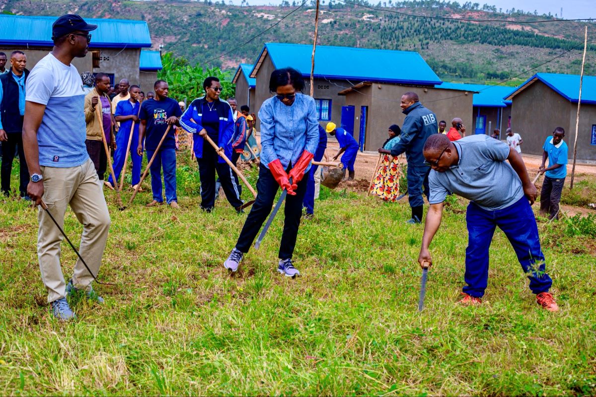 Depite Kazarwa (hagati) yabanje kwifatanya n’abaturage mu muganda