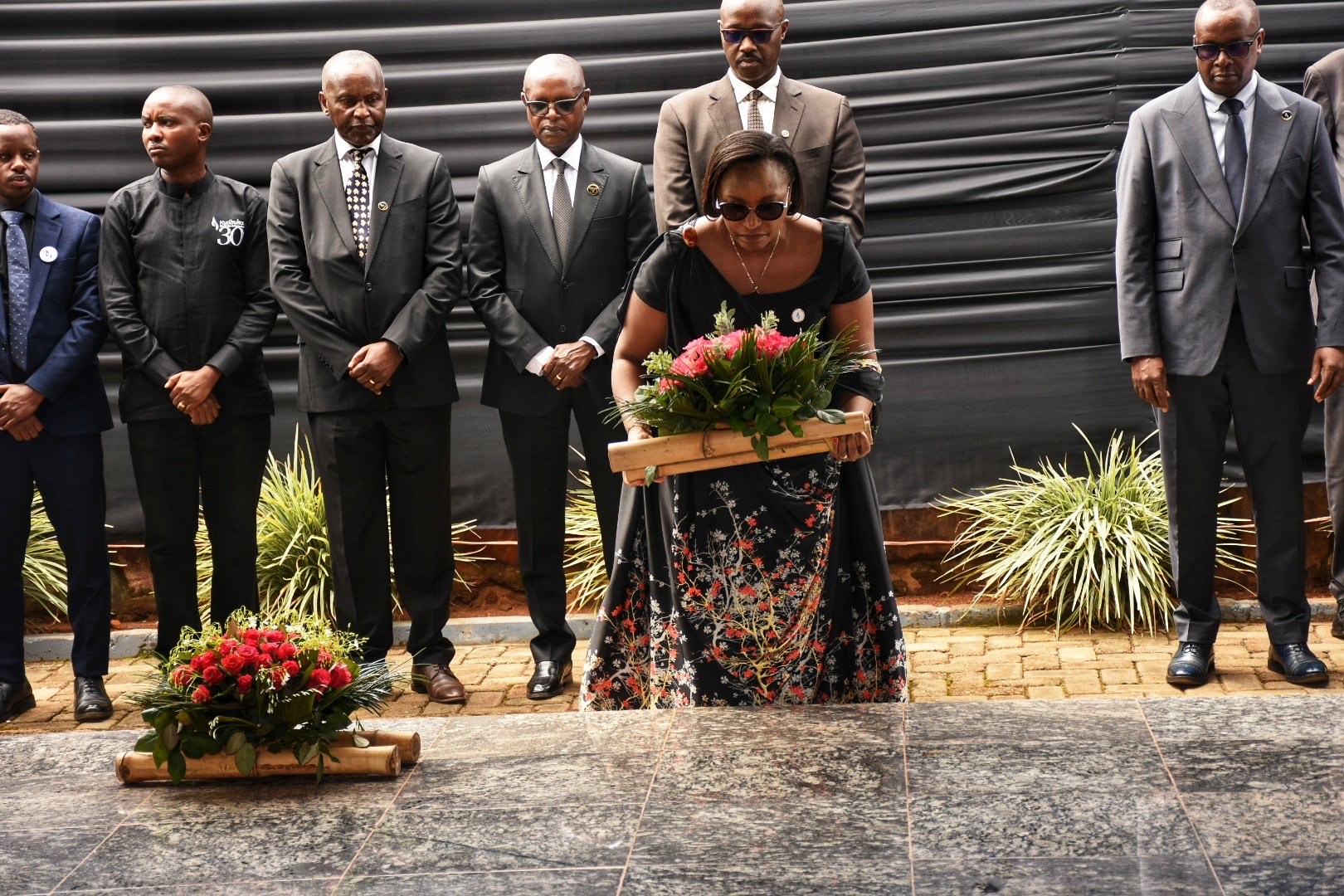 Minisitiri w’Uburinganire n’Iterambere ry’Umuryango, Dr Uwamariya Valentine, yabanje kunamira abashyinguwe muri uru rwibutso
