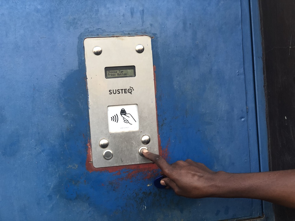 Iyo umuntu ari kuvoma aba ashobora guhagarika amazi mbere y'uko amafaranga yashyizemo arangira, akongera akayafungura ariko iyo amafaranga ashizemo amazi arifunga