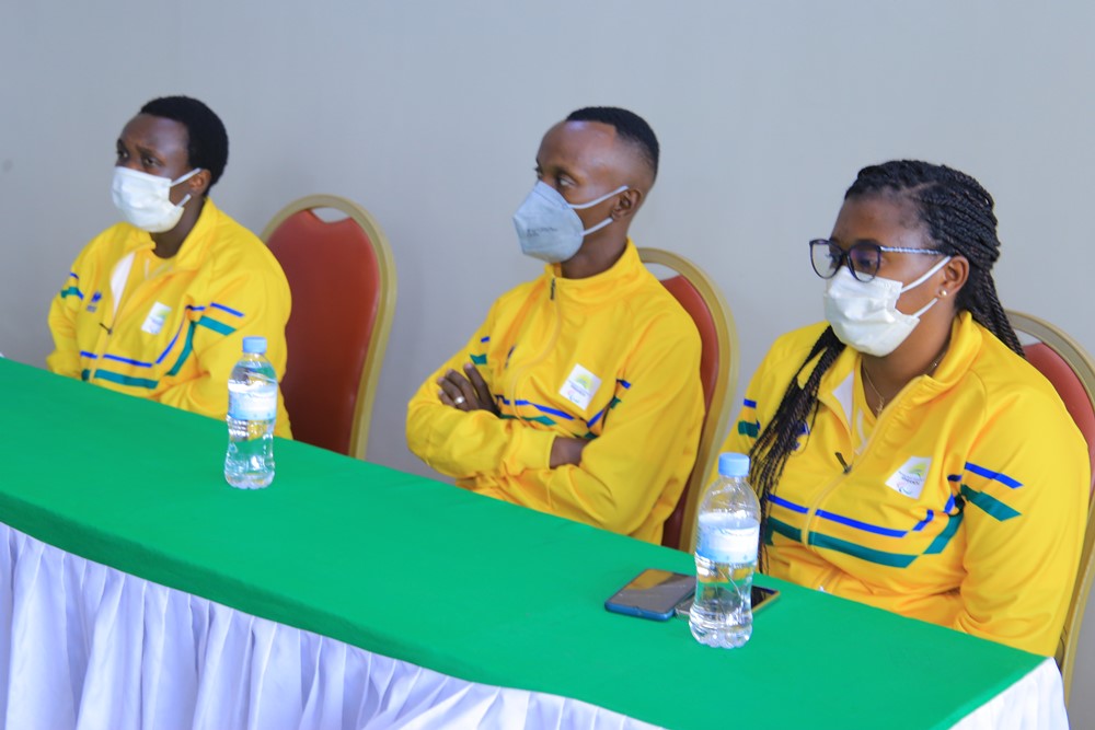 Mukobwankawe Liliane (ubanza iburyo), Muvunyi Hermas na Uwitije Claudine bari baharariye bagenzi babo
