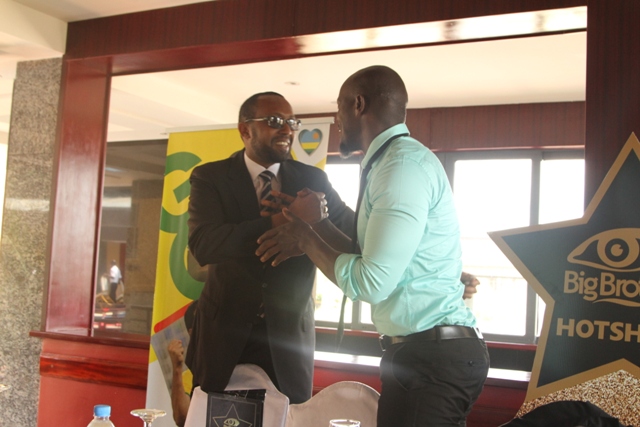 Makuza Lauren ,Umuyobozi muri MINISPOC ushinzwe iterambere ry'umuco ashimira Frankie Joe