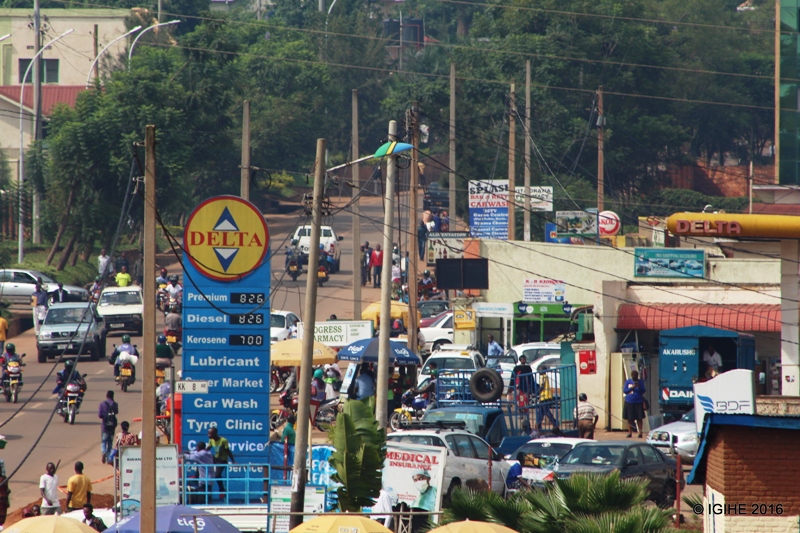 Umubyigano w'imodoka, moto n'abanyamaguru kubera ahantu hato zihagarara