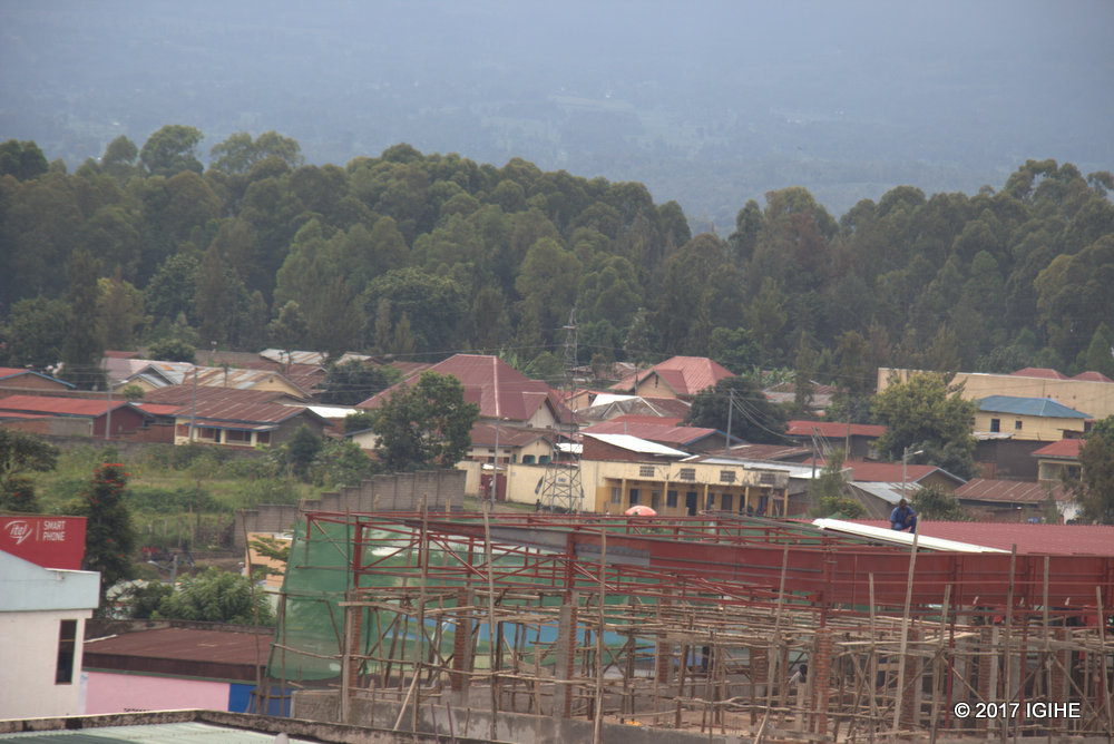 Umujyi wa Musanze ukikijwe n'amashyamba atuma uhorana amahumbezi