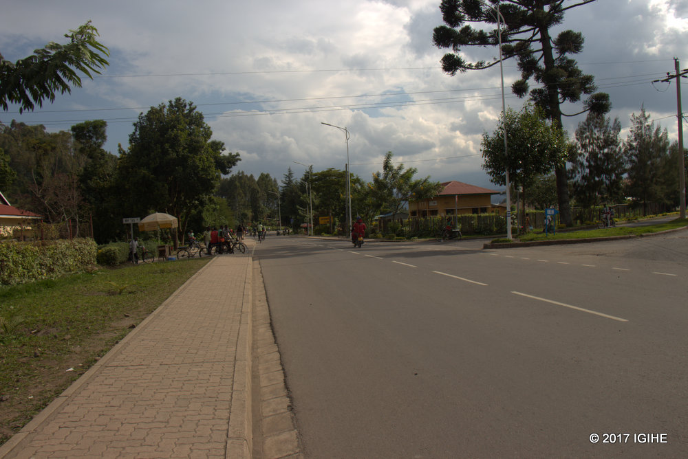 Umuhanda ugana i Muhanga, ushamikiyeho ujya ahitwa mu Kizungu