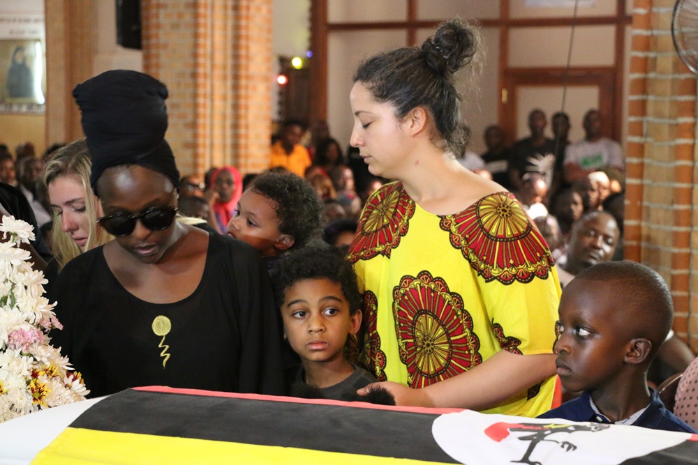 Mbabazi Lilian na mukeba we ubwo bari mu misa yo gusabira Mowzey Radio