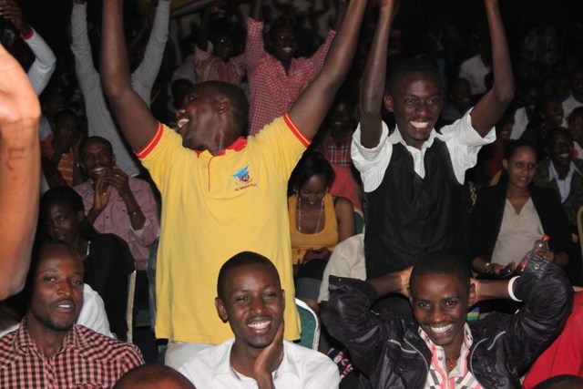 Abafana; bamwe bagaragaza ko bishimye abandi bagaragaza ko basa nk'abatunguwe
