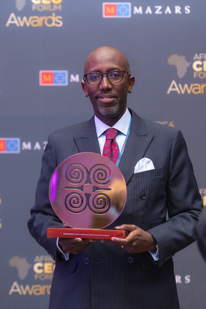 Umuyobozi wa Access Bank Rwanda Plc, Karayenzi Jean Claude, wakiriye igihembo