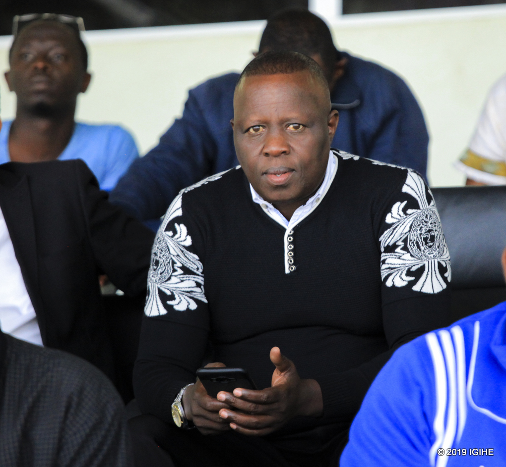 Umuyobozi w’abafana ba APR FC ku rwego rw’igihugu Kalinda Emile areba uko ikipe ye yesurana na Marines FC