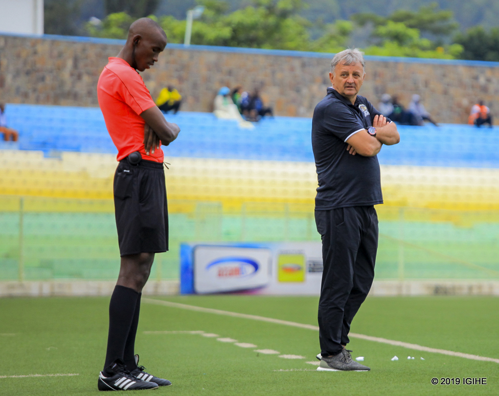 Nubwo umutoza wa APR FC Zlatko Krmpotić yari afite ibitego bibiri, ntibyamubuzaga kubaza umusifuzi aho iminota igeze kugira ngo ataza kugomborwa