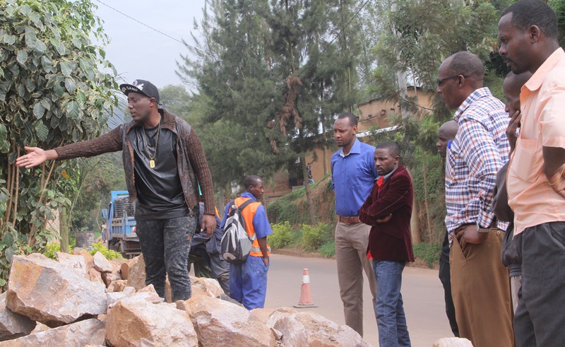 Arerekana ibyangijwe n'amabuye bamennye ku rugo rwe. Hepfo hari ikamyo ya NPD, Senderi yayifashe bugwate