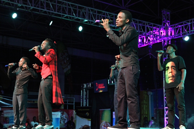 Mani Martin mu birori byo gutora Miss Rwanda. Aha yari kumwe na Ras Kayaga n'abagize Kesho Band