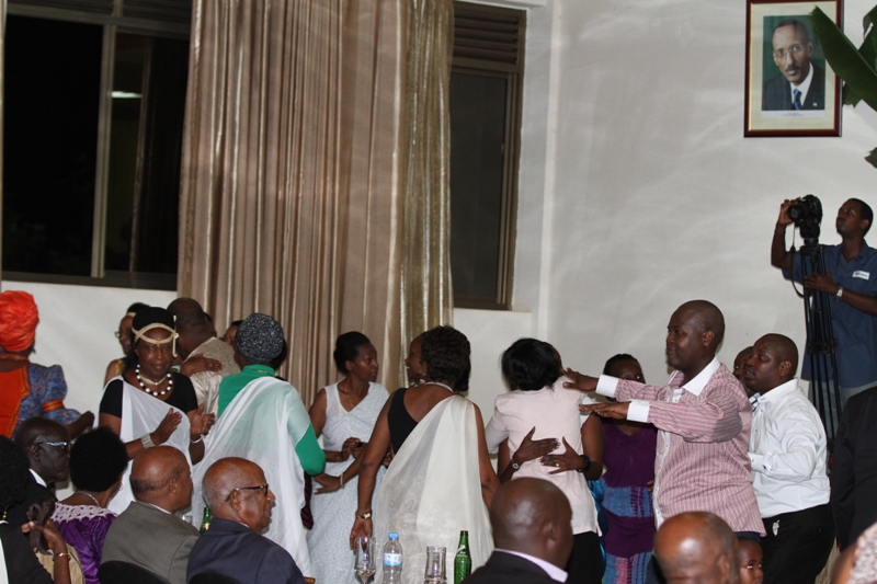 Igitaramo kijya guhumuza, abaje kureba banyuzwe bacinya akadiho