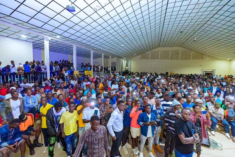 Iki gitaramo cyitabiriwe n’abantu benshi biganjemo abanyeshuri