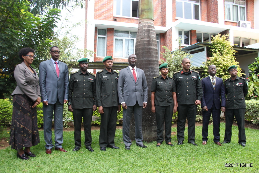 Abashinjacyaha barahiye n'abayobozi barimo Stella Ford Mugabo ushinzwe imirimo y'inama y'Abaminisitiri (ibumoso), Minisitiri w'ingabo Gen James Kabarebe (uwa kabiri ibumoso), Umugaba mukuru w'ingabo, Gen Patrick Nyamvumba(uwa gatatu i buryo) n'umunyamabanga wa leta muri Minisiteri y'Ubutabera, Me Evode Uwizeyimana (uwa kabiri iburyo)