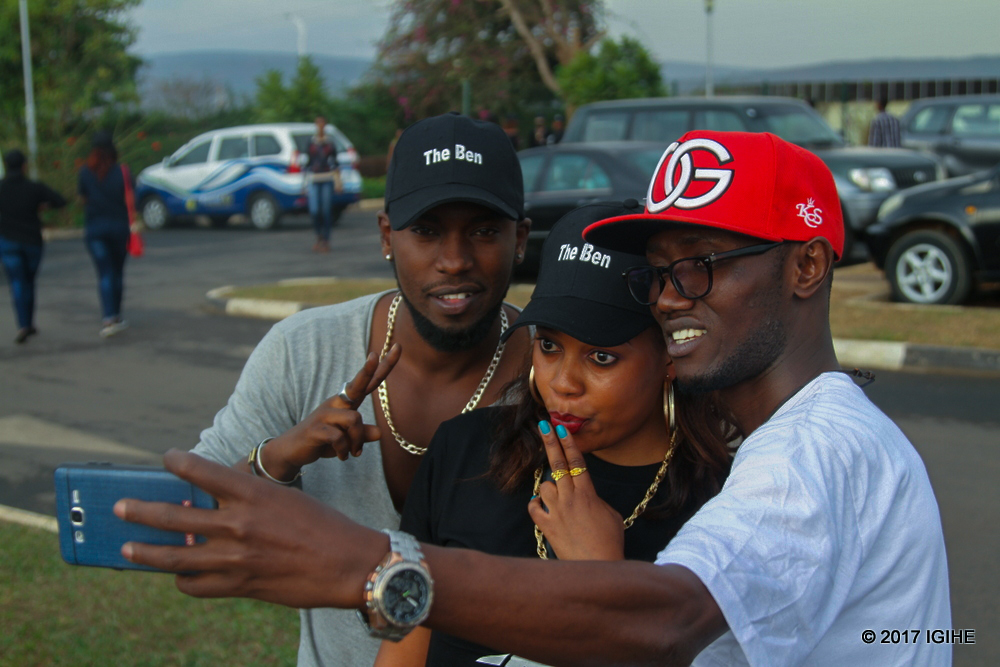 Jack B (ibumoso) na Dj Bob (iburyo) bari baje kwakira The Ben