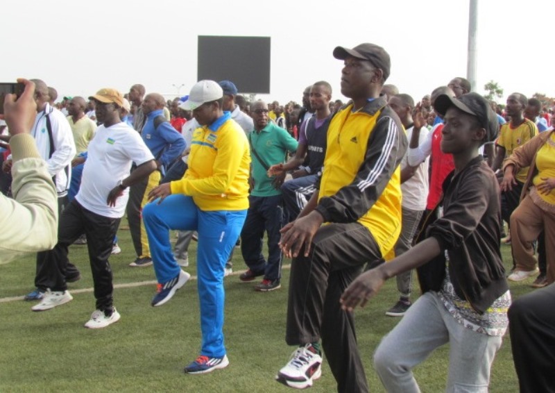 Minisitiri wa Siporo n'Umuco, Uwacu Julienne na we yitabiriye igikorwa gihuza abantu benshi muri siporo mu Karere ka Huye
