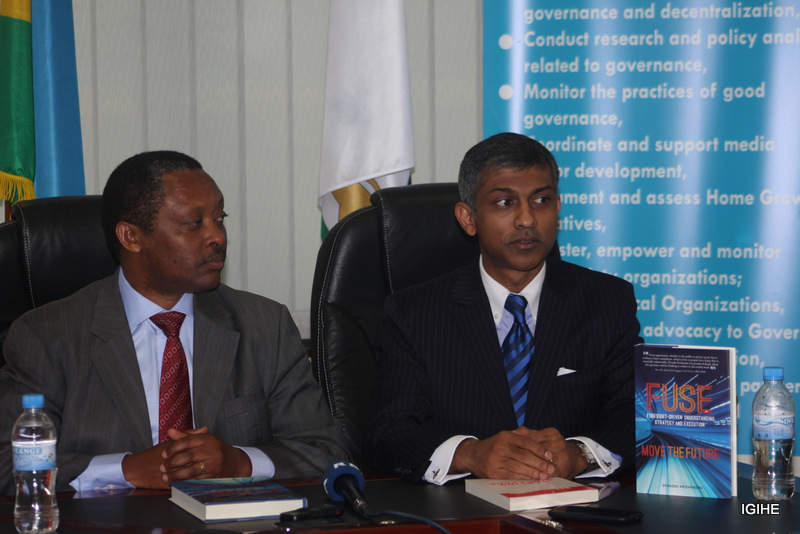 Prof Shyaka Anastase CEO wa RGB ari kumwe na Devidas Krishnadas baganira ku gitaboFUSE gikubiyemo amabanga yo kwiteza imbere