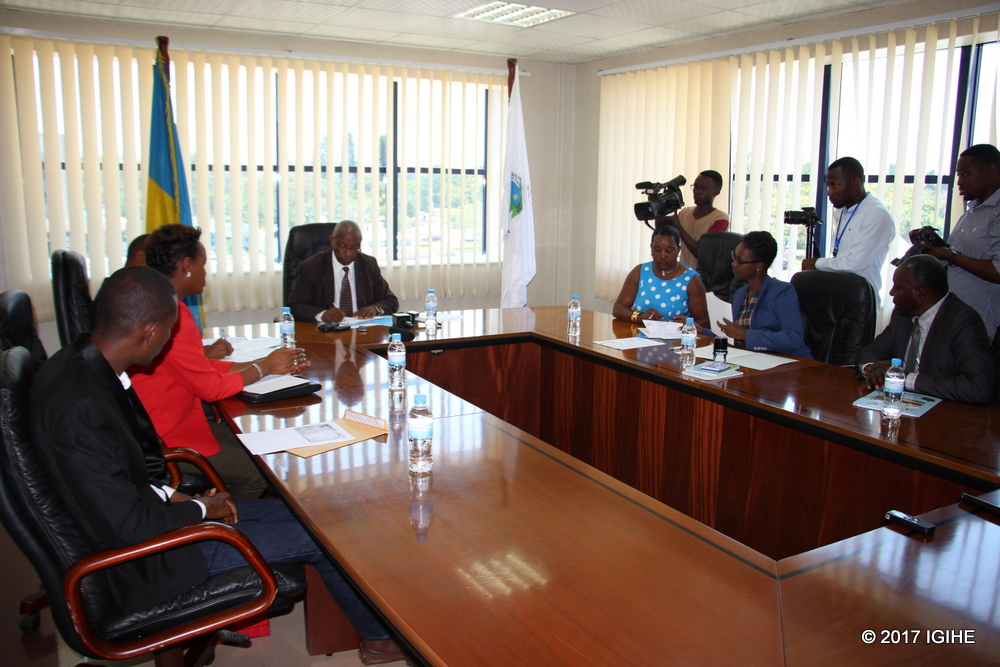Perezida wa Komisiyo y'Amatora ubwo yakiraga kandidatire ya Mwenedata Gilbert