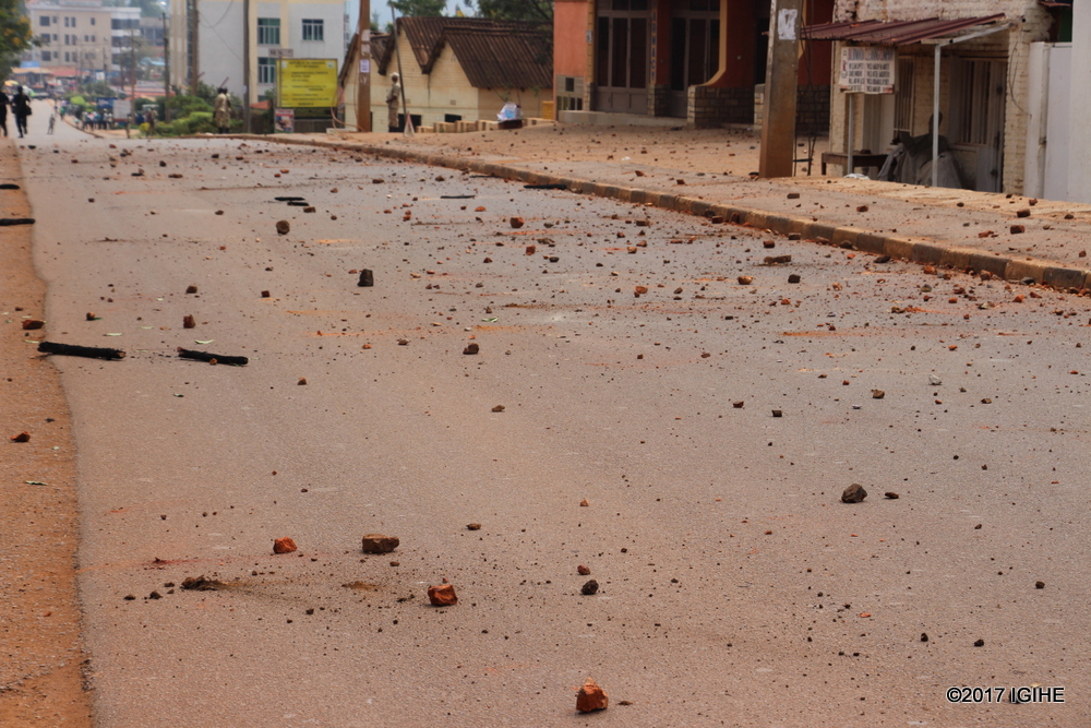 Abagororwa bateye amabuye mu muhanda binubira ubuke bw'ibikoresho bahawe