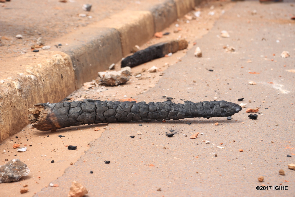 Abagororwa bajugunye mu muhanda ibice by'inkwi zatekeshejwe mu rwego rwo kwigaragambya