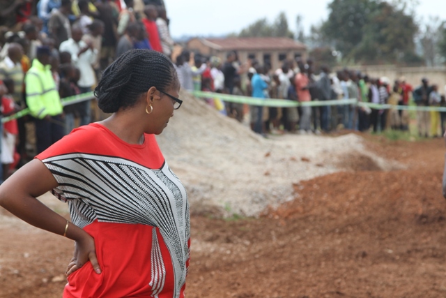 Uyu mubyeyi ni Umunyarwanda aherekeza umwana we aho agiye gusiganwa hose amutera ingabo mu bitugu