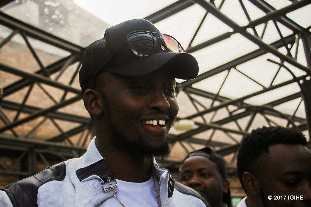 Akanyamuneza kari kose ku maso ya Meddy wari umaze imyaka irindwi adakagira mu Rwanda