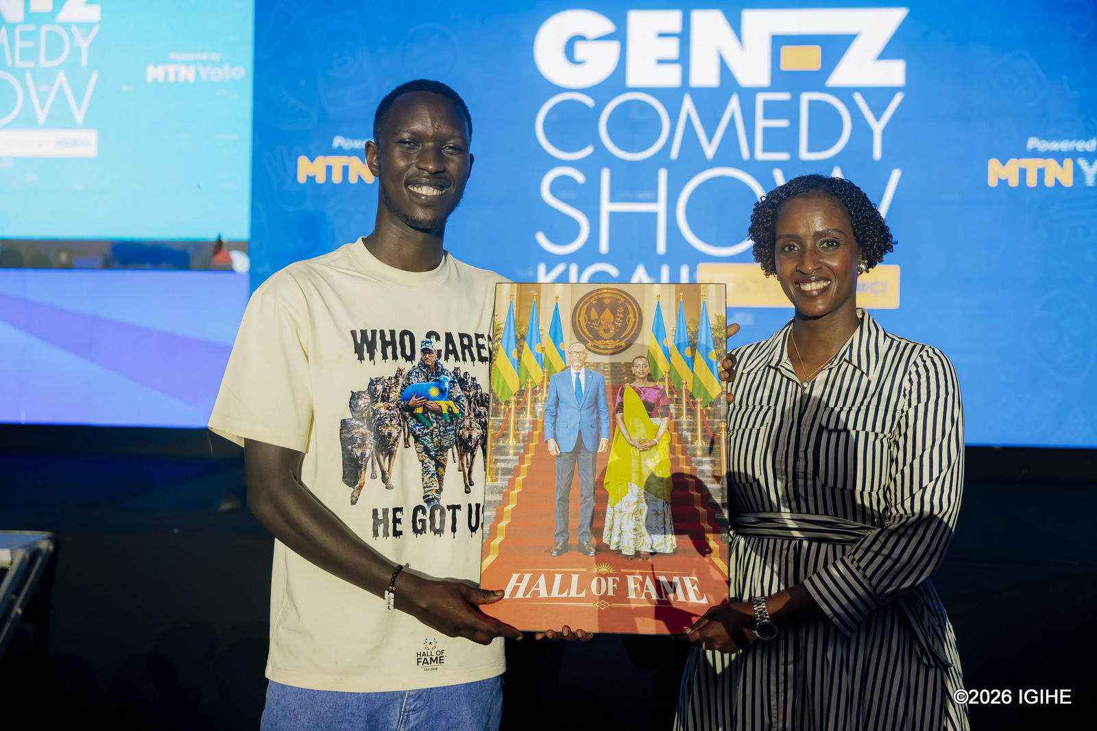 Minisitiri Mukazayire yahawe impano muri iki gitaramo