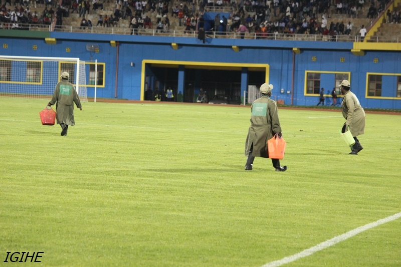 Iyo igice cya mbere kirangiye hari abamanuka mu kibuga kugitunganye kimwe na nyuma yawo