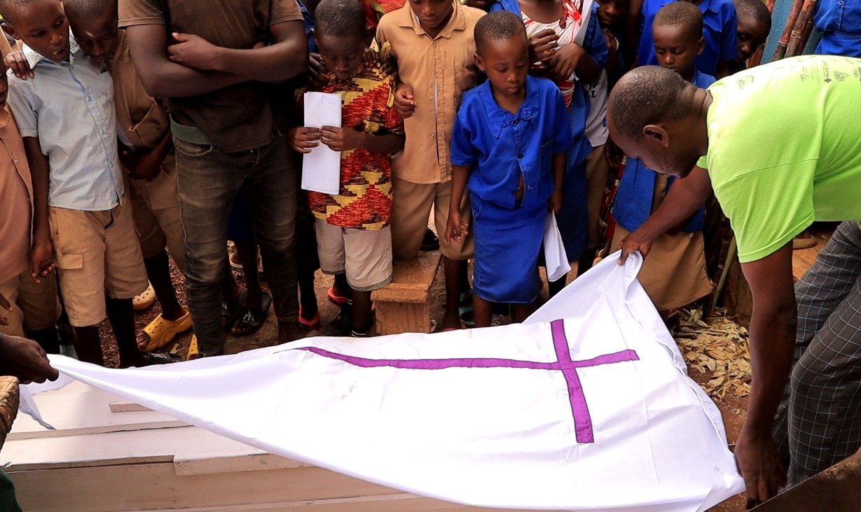 Umusore yabeshye ko umusaza yapfuye bituma bakora isanduku kandi ari muzima
