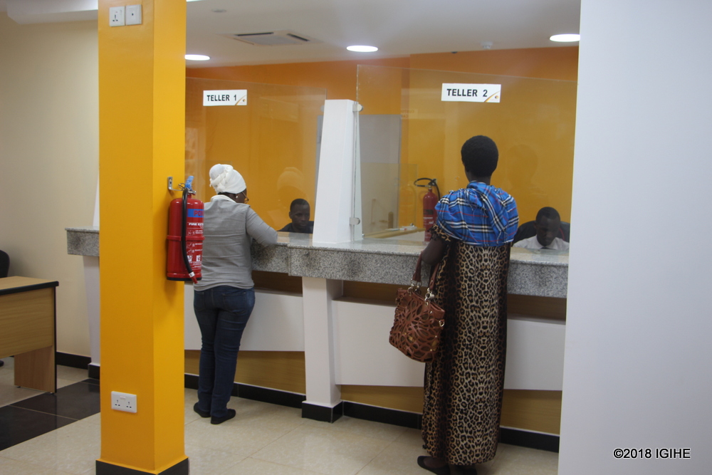 Abakiliya barimo bahabwa serivisi ku ishami rya Cogebanque rya Ngoma