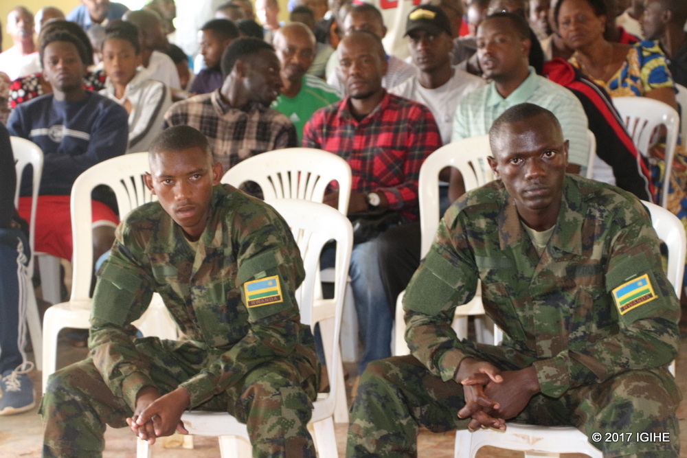 PTE Ishimwe Claude (ibumoso) na PTE Nshimyumukiza Jean Pierre bakatiwe gufungwa iminsi 30 y'agateganyo