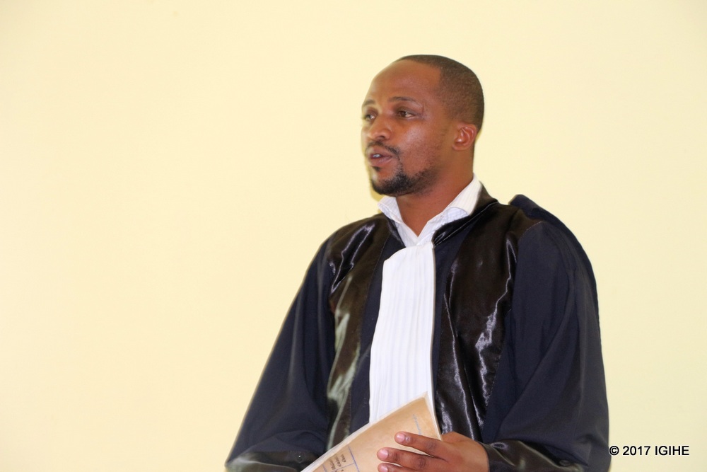 Me Uwimana Thadée wunganira abaregwa bose yashimangiye ko abakiriya be barashe Ntivuguruzwa bitabara, bityo ko barekurwa by'agateganyo