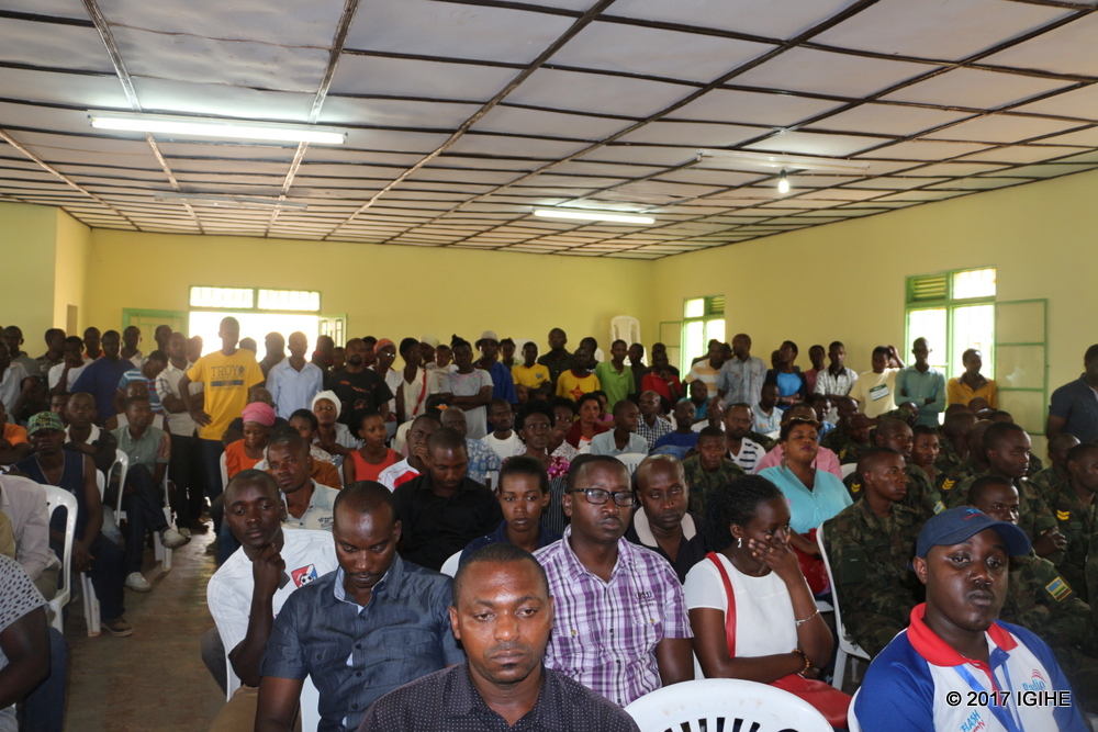 Abaturage bari buzuye icyumba cy'iburanisha bagiye gukurikirana urubanza