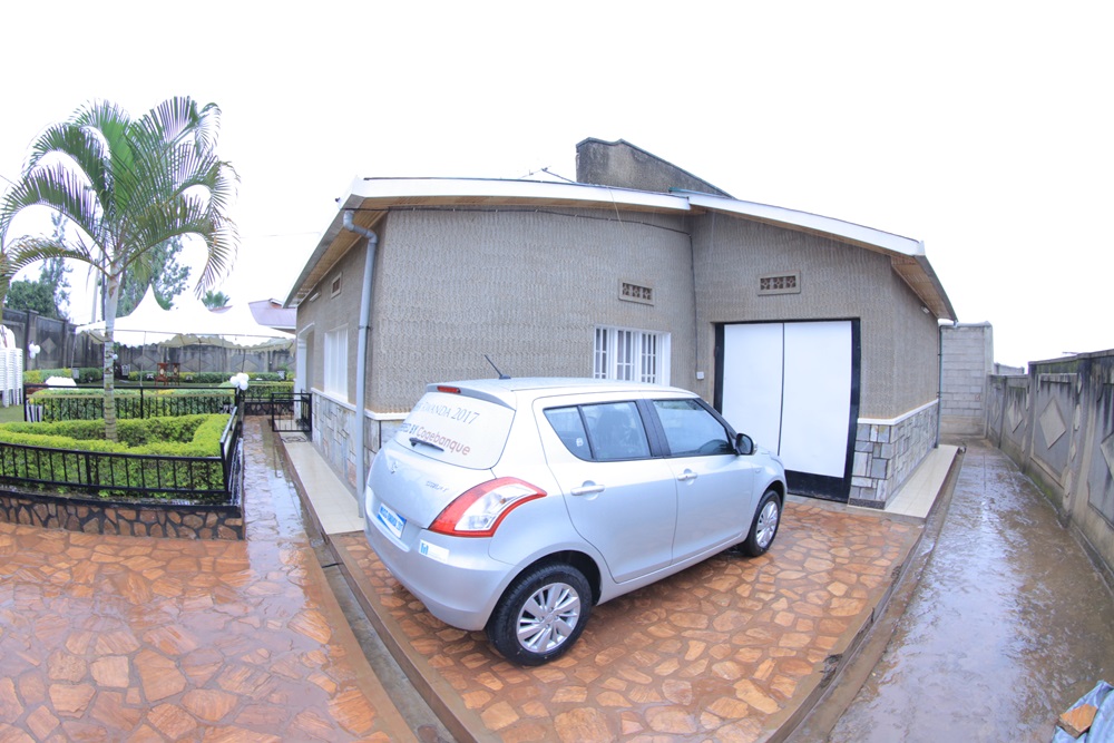 Imodoka yahembwe iparitse iwabo mu rugo
