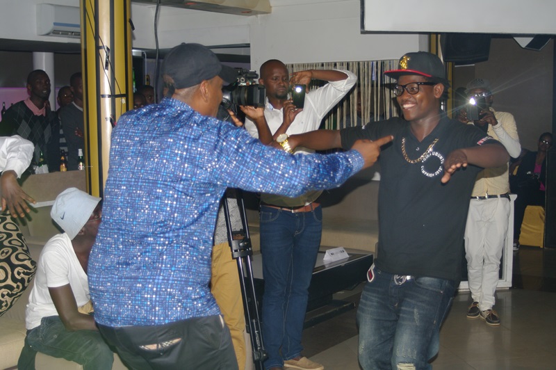 Masamba na Bruce Melody bari baje kwifatanya na Jay Polly muri iki gikorwa