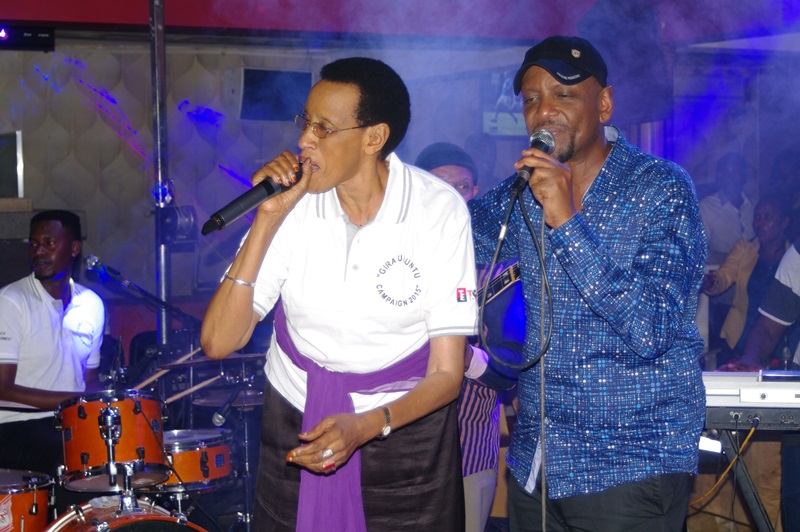 Mariya Yohana na Masamba ni bamwe mu bahanzi batera ingabo mu bitugu Jay Polly