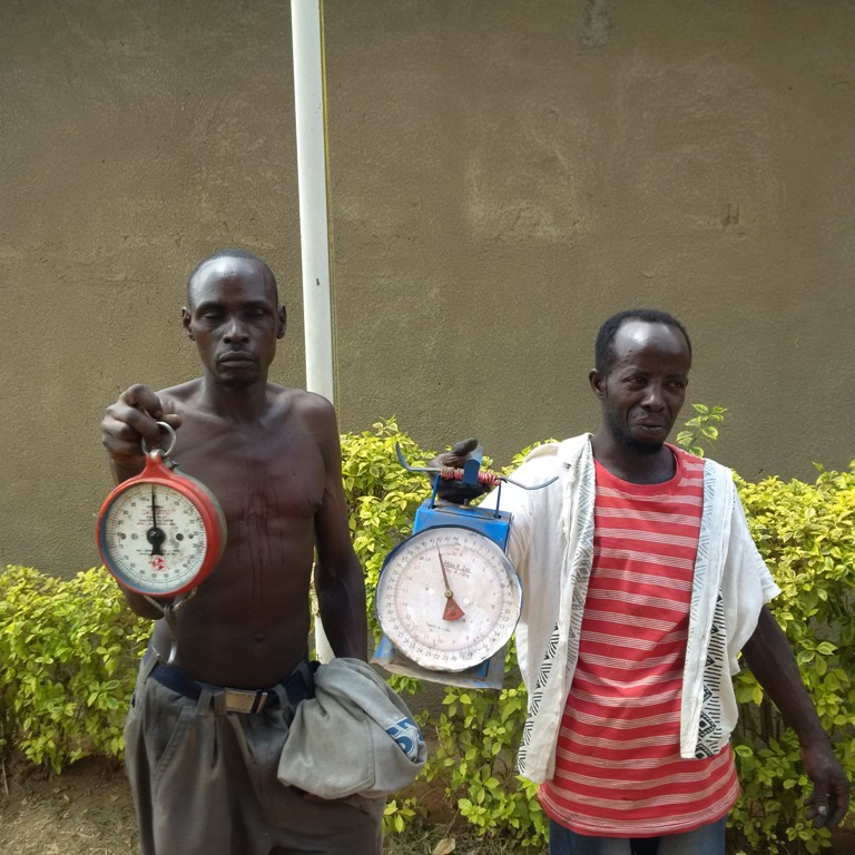 Aba bagabo barwanishije iminzani