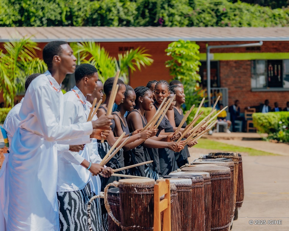 Abanyeshuri bagaragaje n'ubumenyi mu kuvuza ingoma