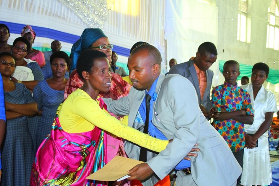 Abagize imiryango y'abaririmbyi ba Korali Impuhwe baguye mu mpanuka mu 2002 bahawe ubufasha
